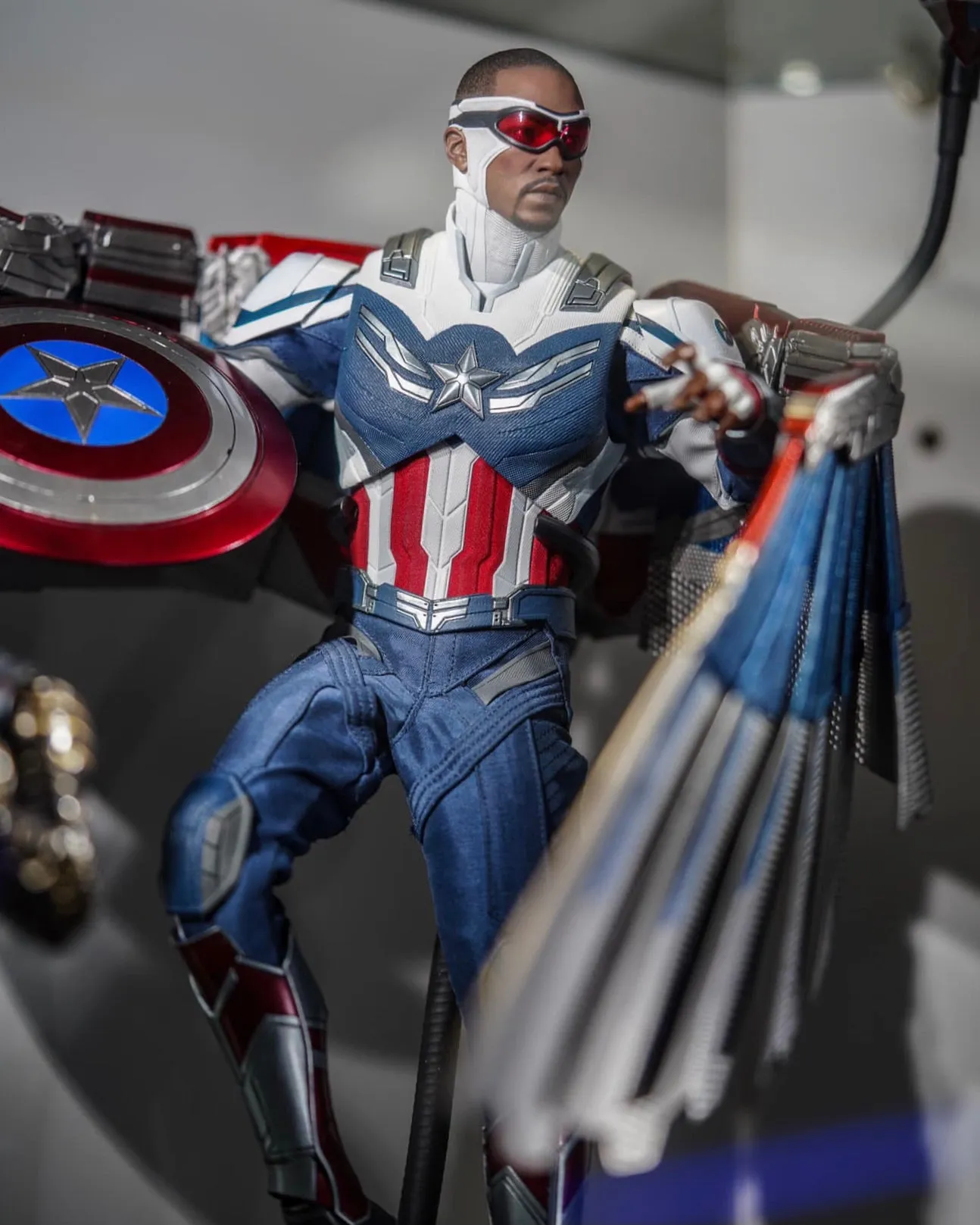 Hot Toys TMS040 Marvel The Falcon and the Winter Soldier Captain America